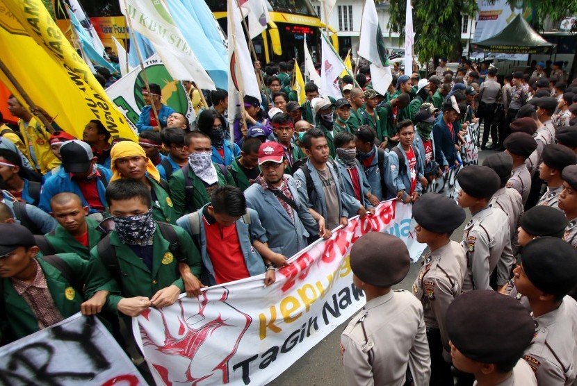 Massa yang tergabung dalam Badan Eksekutif Mahasiswa Seluruh Indonesia (BEM SI) melakukan demo di kawasan Monas, Jakarta, Kamis (20/10). 