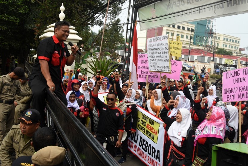 Massa yang tergabung dalam Dewan Kesehatan Rakyat (DKR) Kota Depok melakukan aksi keprihatinan terhadap kasus kematian bayi Deborah di Balai Kota Depok, Jawa Barat, Jum'at (15/9). 