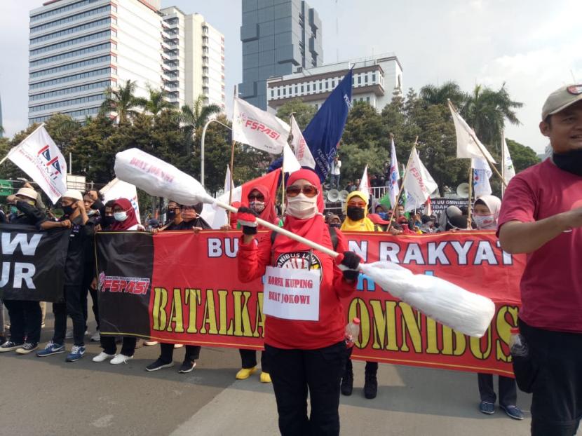 Massa buruh menggelar aksi di Jakarta (ilustrasi).