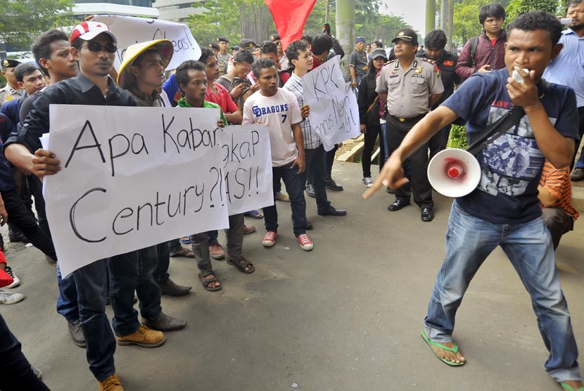  Massa yang tergabung dalam Forum Indonesia Semesta (FIS) berunjukrasa menuntut penuntasan kasus Century di depan Gedung KPK, Jakarta, Jumat (7/3).  (Antara/Yudhi Mahatma)