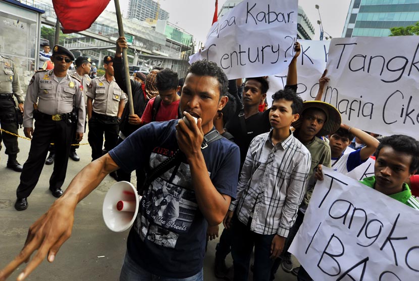  Massa yang tergabung dalam Forum Indonesia Semesta (FIS) berunjukrasa menuntut penuntasan kasus Century di depan Gedung KPK, Jakarta, Jumat (7/3).  (Antara/Yudhi Mahatma)