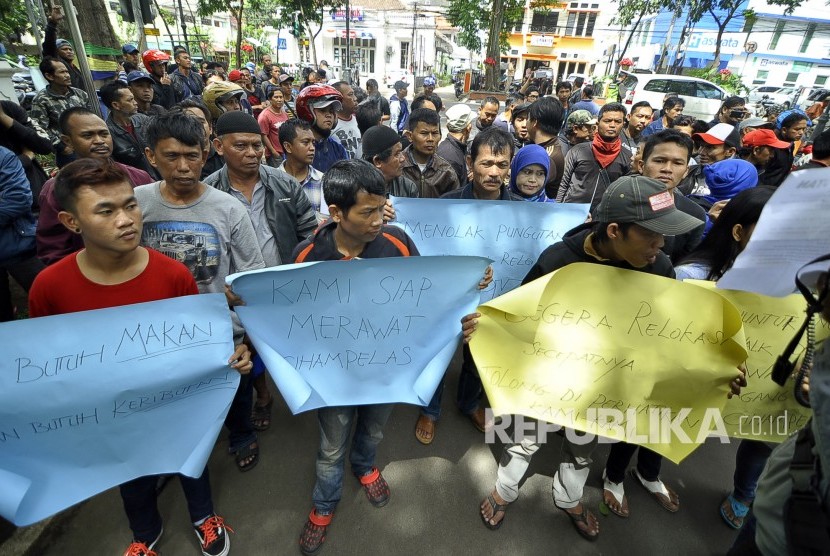 Pedagang Kaki Lima (PKL) Bandung melakukan unjuk rasa menolak direlokasi (Ilustrasi)