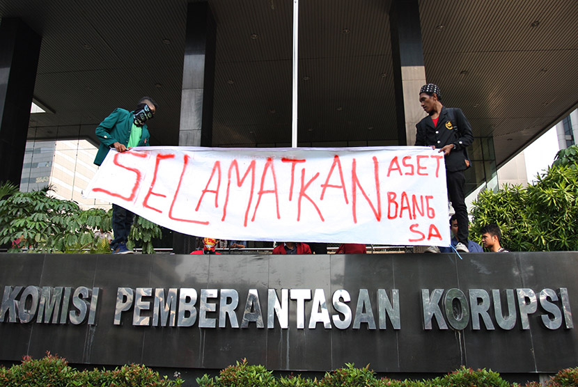 Massa yang tergabung dalam Forum Mahasiswa Peduli Aset Bangsa (FMPAB) membentangkan spanduk saat berunjuk rasa di depan gedung KPK, Jakarta, Jumat (20/11).