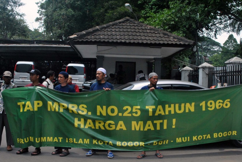  Massa yang tergabung dalam Forum Umat Islam, Dewan Dakwah Islamiyah Indonesia dan MUI Kota Bogor melakukan aksi penolakan terhadap paham komunis PKI di Gedung DPRD Kota Bogor, Jawa Barat, Rabu (30/9). 