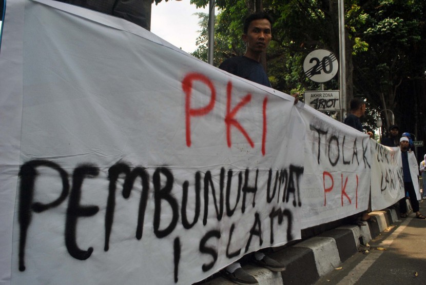 Massa yang tergabung dalam Forum Umat Islam, Dewan Dakwah Islamiyah Indonesia dan MUI Kota Bogor melakukan aksi penolakan terhadap paham komunis PKI di Gedung DPRD Kota Bogor, Jawa Barat, Rabu (30/9). 