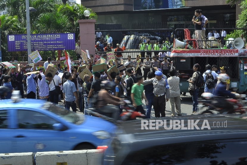 Massa yang tergabung dalam Front Driver Online melakukan aksi unjuk rasa di depan Maspion Plaza, Jalan Gunung Sahari, Pademangan, Jakarta Utara, Selasa (4/7).