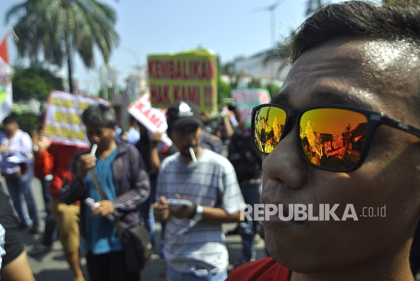 Massa yang tergabung dalam Front Driver Online melakukan aksi unjuk rasa di depan Maspion Plaza, Jalan Gunung Sahari, Pademangan, Jakarta Utara, Selasa (4/7).