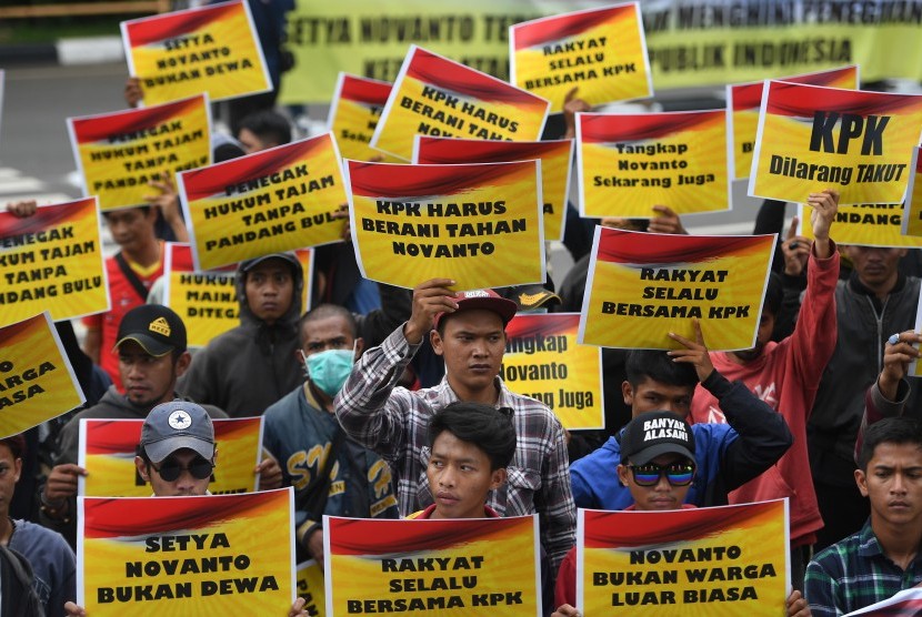 Massa yang tergabung dalam Generasi Muda Golkar melakukan unjuk rasa di depan gedung KPK, Jakarta, Senin (13/11).