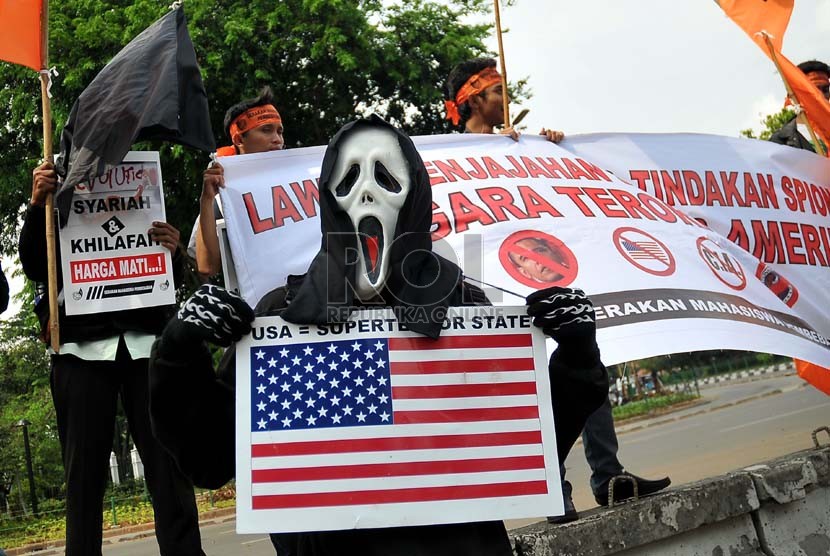    Massa yang tergabung dalam Gerakan Mahasiswa Pembebasan menggelar aksi unjukrasa di depan Kedubes Amerika Serikat, Jakarta, Selasa (12/11).  (Republika/Prayogi)