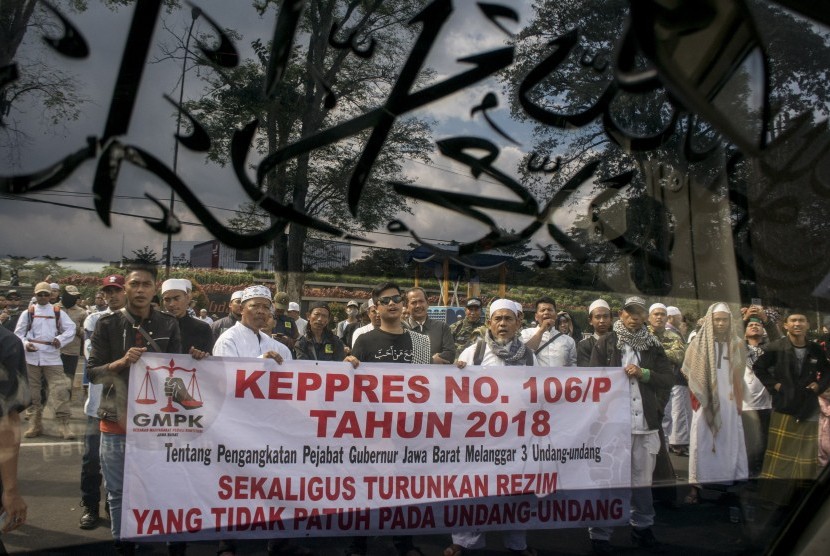 Massa yang tergabung dalam Gerakan Masyarakat Peduli Konstitusi Jawa Barat melakukan aksi unjuk rasa di depan Gedung Sate, Bandung, Jawa Barat, Jumat (22/6). 