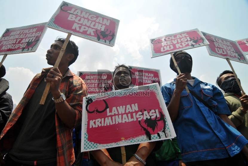 Massa yang tergabung dalam Gerakan Masyarakat Sipil Melawan Kriminalisasi melakukan unjuk rasa di depan Istana Merdeka, Jakarta, Kamis (15/10).   (Republika/Rakhmawaty La'lang)