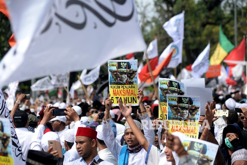 Massa yang tergabung dalam Gerakan Nasional Pengawal Fatwa MUI (GNPF MUI) melakukan aksi di Jalan Merdeka Utara , Jakarta, Jumat (5/5).