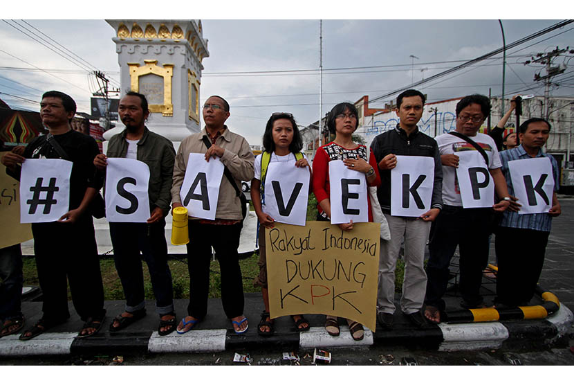 Massa yang tergabung dalam Gerakan Rakyat Anti Korupsi Yogyakarta melakukan aksi di Perempatan Tugu, Yogyakarta, Jumat (23/1). 