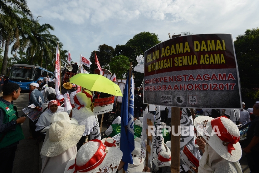 Massa yang tergabung dalam GNPF MUI melakukan aksi kawal sidang ahok dengan agenda pemeriksaan saksi di Auditorium Kementerian Pertanian, Jakarta Selatan, Selasa (3/1)