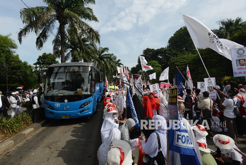 Massa yang tergabung dalam GNPF MUI melakukan aksi kawal sidang ahok dengan agenda pemeriksaan saksi di Auditorium Kementerian Pertanian, Jakarta Selatan, Selasa (3/1).