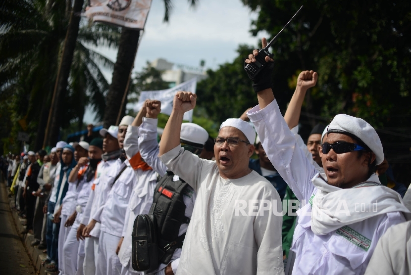 Massa yang tergabung dalam GNPF MUI melakukan aksi kawal sidang ahok dengan agenda pemeriksaan saksi di Auditorium Kementerian Pertanian, Jakarta Selatan, Selasa (3/1). 
