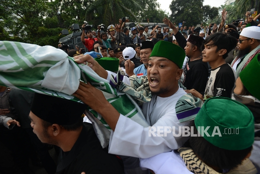 Massa yang tergabung dalam GNPF MUI terlibat adu mulut dengan massa pendukung ahok melakukan aksi kawal sidang ahok dengan agenda pemeriksaan saksi di Auditorium Kementerian Pertanian, Jakarta Selatan, Selasa (3/1).