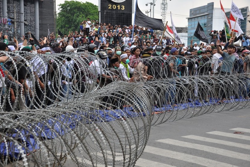 Massa yang tergabung dalam GNPF Sumut melakukan aksi unjukrasa di depan kantor Bawaslu Sumut di Medan, Sumatera Utara, Rabu (22/5/2019).