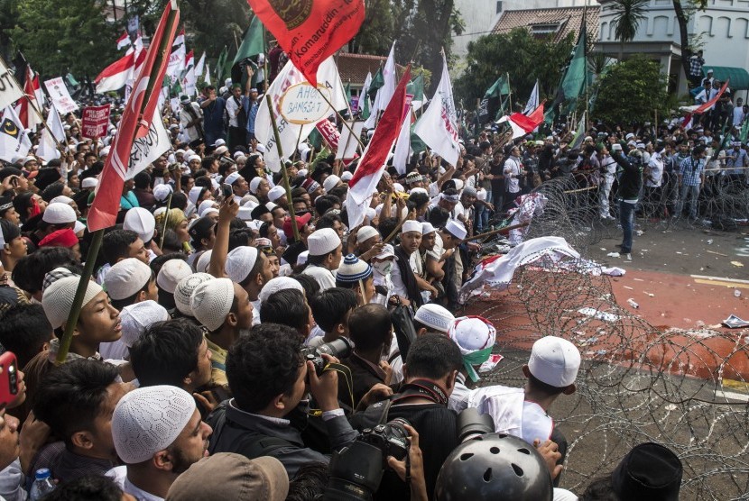 Massa yang tergabung dalam Himpunan Mahasiswa Islam (HMI) turut berunjuk rasa dalam Aksi Bela Islam II pada Jumat (4/11) di Jakarta. 