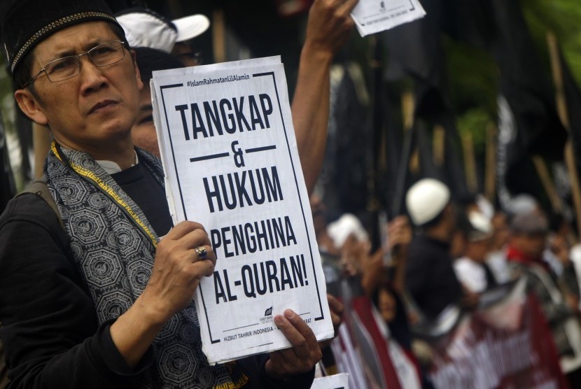 Massa yang tergabung dalam Hizbut Tahrir Indonesia (HTI) Jabar berunjukrasa terkait kasus pelecehan Al-Qur'an oleh Gubernur DKI Jakarta Basuki Tjahaja Purnama (Ahok) di depan Gedung Sate Bandung, Jawa Barat, Jumat (14/10).