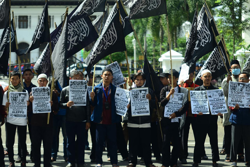Members of Hizbut Tahrir Indonesia (HTI) in West Java staged a rally in front of Gedung Sate, Diponegoro Street, Bandung city, on Friday (December 16, 2016).