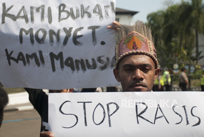 Massa yang tergabung dalam Ikatan Mahasiswa Papua Sejawa-Bali melakukan aksi unjukrasa damai di Depan Gedung Sate, Bandung, Jawa Barat, Senin (19/8/2019).