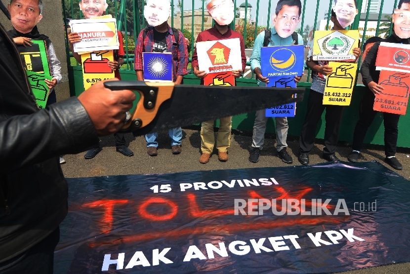 Massa yang tergabung dalam Jaringan Daerah Tolak Angket KPK melakukan aksi simpatik di depan gedung DPR, Senayan, Jakarta, Rabu (19/7).