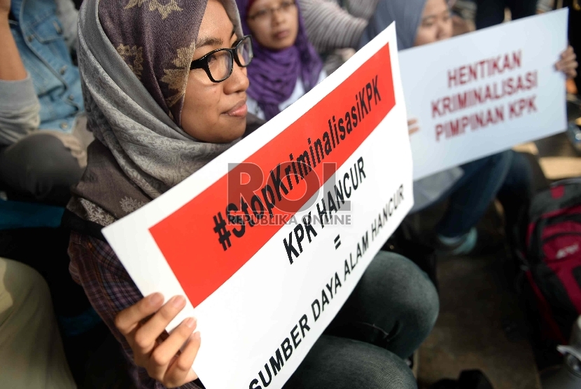  Massa yang tergabung dalam Koalisi Anti-Mafia Tambang menggelar aksi unjuk rasa di Gedung KPK, Jakarta, Jumat (13/3).  (Republika/Wihdan)