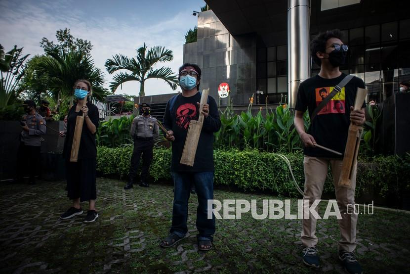 Massa yang tergabung dalam Koalisi Masyarakat Antikorupsi menabuh kentongan saat melakukan aksi di depan Gedung KPK, Jakarta, Selasa (18/5/2021). Aksi tersebut merupakan bentuk dukungan kepada 75 pegawai KPK yang dinyatakan nonaktif setelah tidak lolos tes wawasan kebangsaan. 
