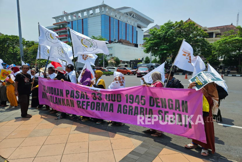Massa yang tergabung dalam Konsorsium Pembaruan Agraria (KPA) Jawa Tengah (Jateng) menggelar unjuk rasa dalam rangka peringatan Hari Tani Nasional di depan Kantor Gubernur Jateng, Kota Semarang, Rabu (24/9/2025).