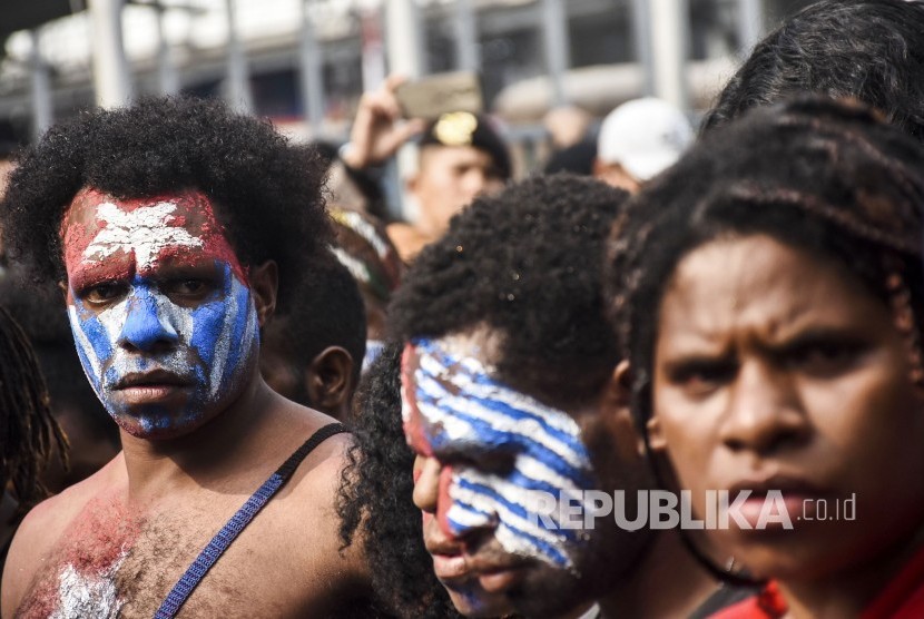 Massa yang tergabung dalam Mahasiswa Papua melakukan aksi solidaritas di Jalan Asia Afrika, Kota Bandung, Selasa (27/8). 