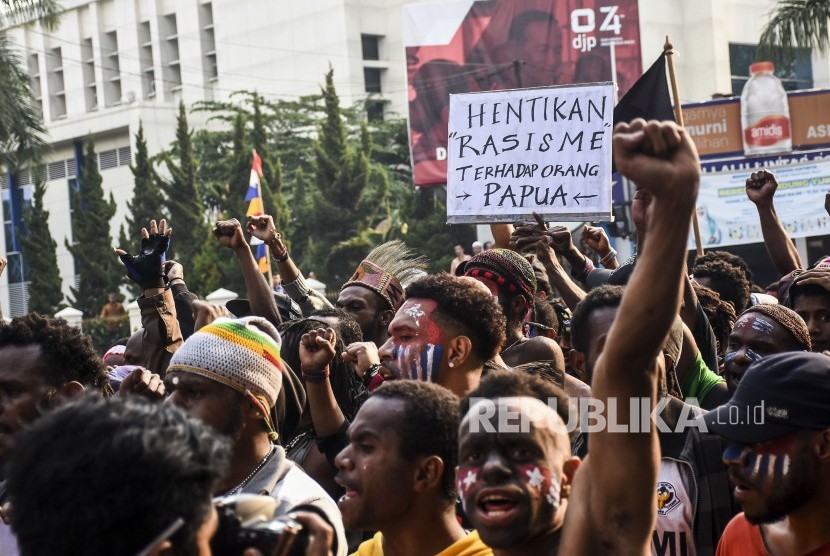 Massa yang tergabung dalam Mahasiswa Papua melakukan aksi solidaritas di Jalan Asia Afrika, Kota Bandung, Selasa (27/8). 