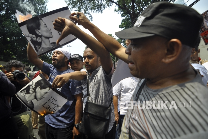 Massa yang tergabung dalam Masyarakat Profesional Indonesia bagi Solidaritas Muslim Rohingya membakar poster sang peraih nobel perdamaian Aung San Suu Kyi saat melakukan aksi unjuk rasa di depan Kedutaan Besar Myanmar, Jl Agus Salim, Jakarta, Sabtu (2/9).