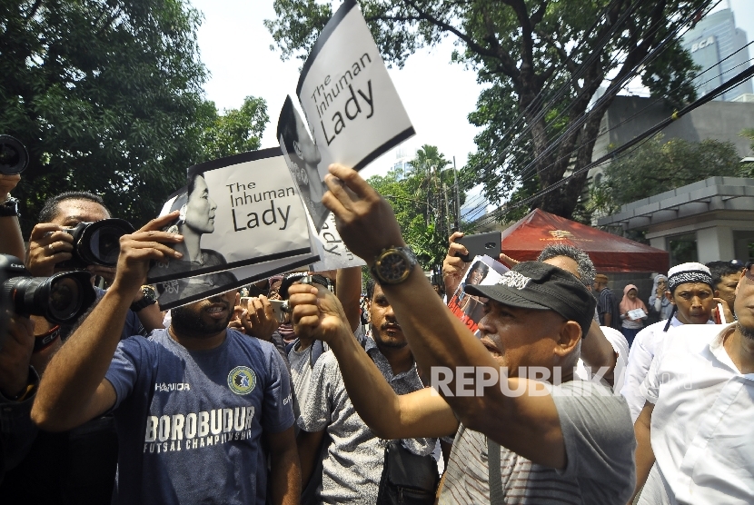 Massa yang tergabung dalam Masyarakat Profesional Indonesia bagi Solidaritas Muslim Rohingya membakar poster sang peraih nobel perdamaian Aung San Suu Kyi saat melakukan aksi unjuk rasa di depan Kedutaan Besar Myanmar, Jl Agus Salim, Jakarta, Sabtu (2/9).