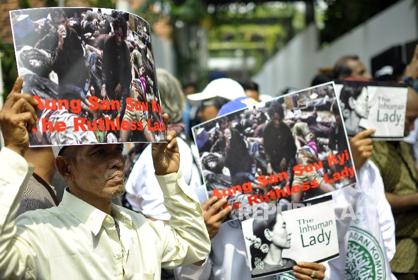 Massa yang tergabung dalam Masyarakat Profesional Indonesia bagi Solidaritas Muslim Rohingya melakukan aksi unjuk rasa di depan Kedutaan Besar Myanmar, Jl Agus Salim, Jakarta, Sabtu (2/9). 