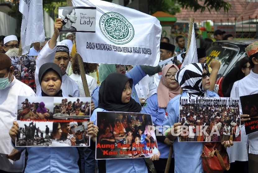 Massa yang tergabung dalam Masyarakat Profesional Indonesia bagi Solidaritas Muslim Rohingya melakukan aksi unjuk rasa di depan Kedutaan Besar Myanmar, Jl Agus Salim, Jakarta, Sabtu (2/9). 