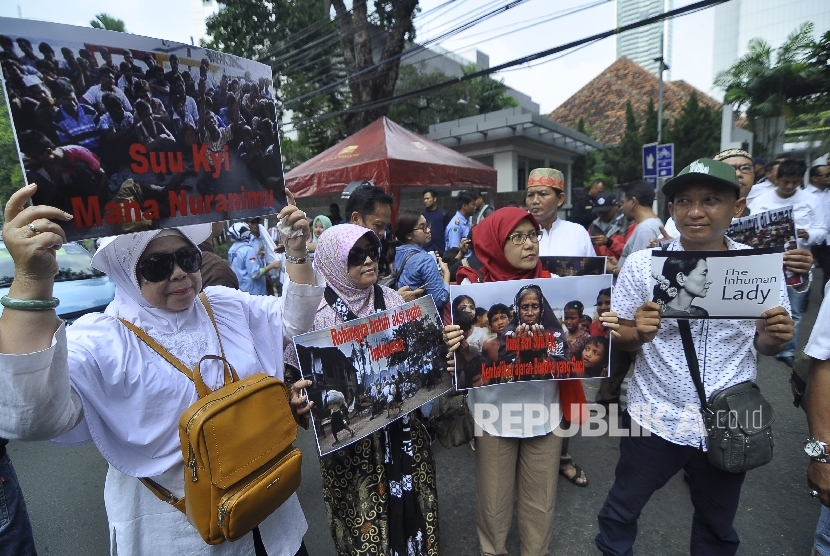 Massa yang tergabung dalam Masyarakat Profesional Indonesia bagi Solidaritas Muslim Rohingya melakukan aksi unjuk rasa di depan Kedutaan Besar Myanmar, Jl Agus Salim, Jakarta, Sabtu (2/9).