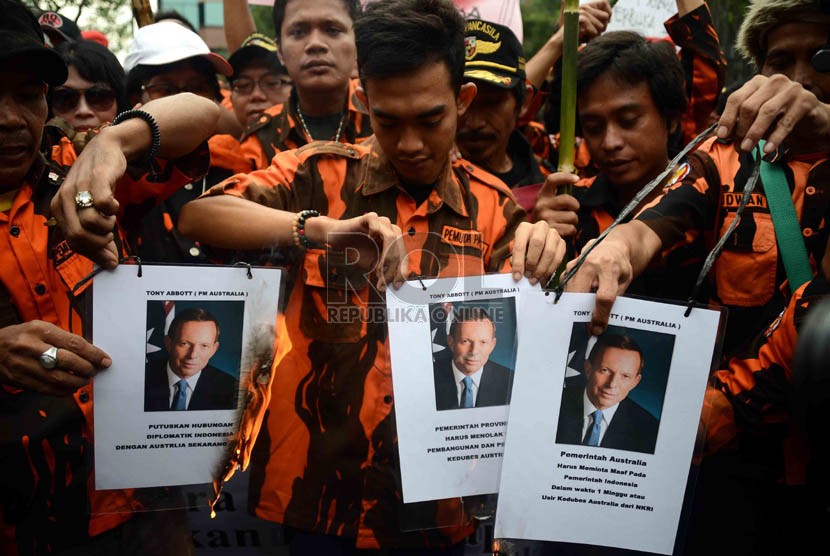  Massa yang tergabung dalam Pemuda Pancasila berunjuk rasa di depan Gedung Kedubes Australia di Jakarta, Selasa (26/11). (Republika/Agung Supriyanto)