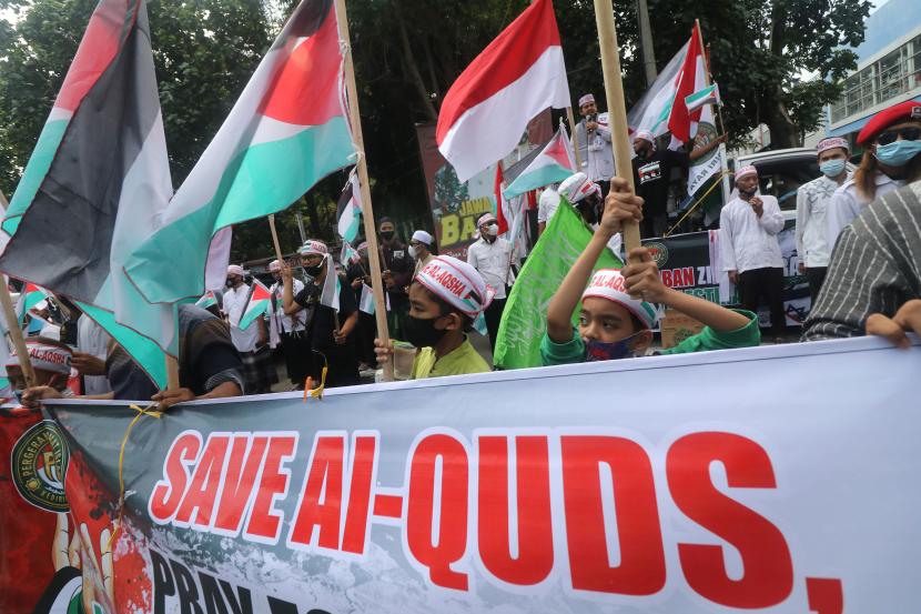 Massa Pergerakan Umat Islam Kediri Raya mengibarkan bendera saat aksi solidaritas untuk Palestina di Kota Kediri, Jawa Timur, Sabtu (29/5).