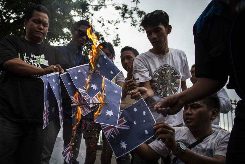 Massa yang tergabung dalam Relawan Nasionalis Kebangsaan membakar kertas bergambar bendera Australia di depan Gedung Agung, Yogyakarta, Rabu (20/11).  (Antara/Sigid Kurniawan)