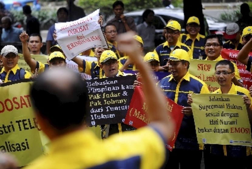 Massa yang tergabung dalam Serikat Pekerja Indosat melakukan aksi di Halaman Pengadilan Tipikor, Jakarta Selatan, Senin (21/1). Aksi tersebut untuk memberikan dukungan kepada mantan Dirut Indosat Mega Mandiri (IM2) Indar Atmanto