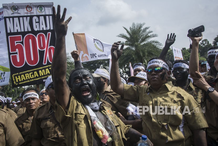 Massa yang tergabung dalam Serikat Pekerja, Pegawai dan Karyawan Perum Perhutani melakukan aksi unjuk rasa di kawasan Monas, Jakarta, Selasa (27/3).