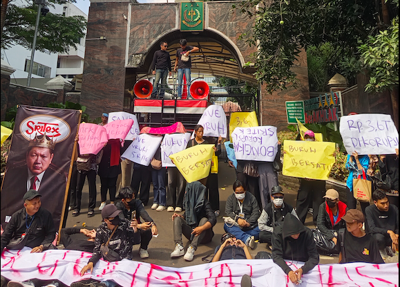 Massa yang tergabung dalam Solidaritas Peduli Pekerja Sritex melakukan aksi unjuk rasa menuntut Kejagung usut tuntas dugaan korupsi Sritex.