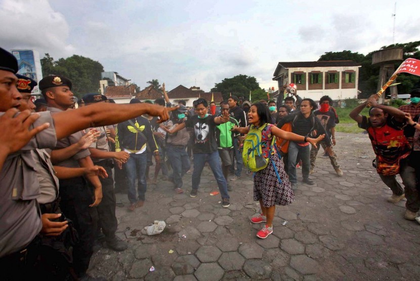  Massa yang tergabung dalam Solidaritas Perjuangan Demokrasi terlibat kericuhan dengan petugas kepolisian saat menggelar aksi solidaritas untuk kelompok Lesbian, Gay, Biseksual dan Transgender (LGBT) di Jalan Sudirman, DI Yogyakarta, Selasa (23/2). 