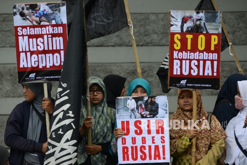  Massa yang tergabung dari Hizbut Tahrir Indonesia melakukan aksi di depan Kedutaan Besar Rusia, Jakarta, Jumat (16/12). 