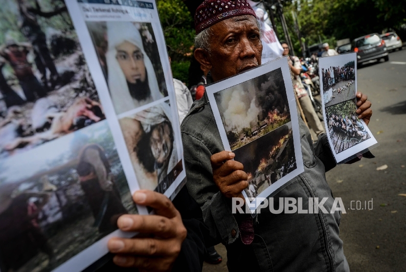  Massa aksi Solidaritas untuk Rohingya menunjukan foto korban kekerasan terhadap Muslim Rohingya yang terjadi di Myanmar saat melakukan aksi di depan Kedutaan Besar Myanmar, Jakarta Pusat, Kamis (24/11).