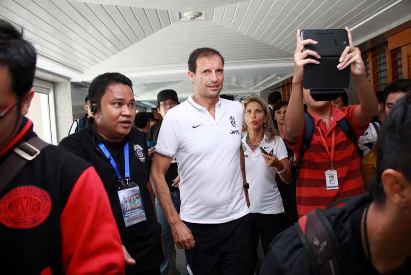 Massimiliano Allegri (tengah) 