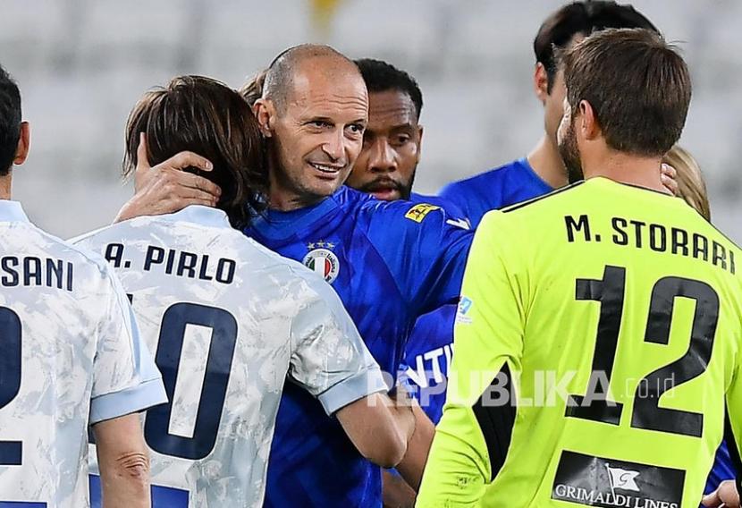 Massimiliano Allegri (tengah) bersama  Andrea Pirlo pada pertandingan sepak bola amal 