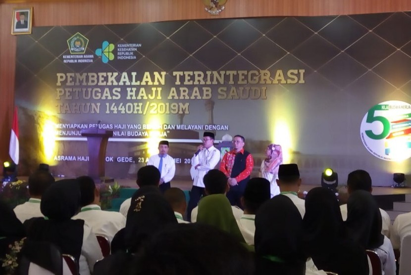 Master of Training Pembekalaan Terintegrasi Petugas Arab Saudi, Affan Rangkuti (kedua kiri), saat memberikan pengarahan kepada 1.150 calon petugas haji di Asrama Haji Pondok Gede, Jakarta, Selasa (23/4).