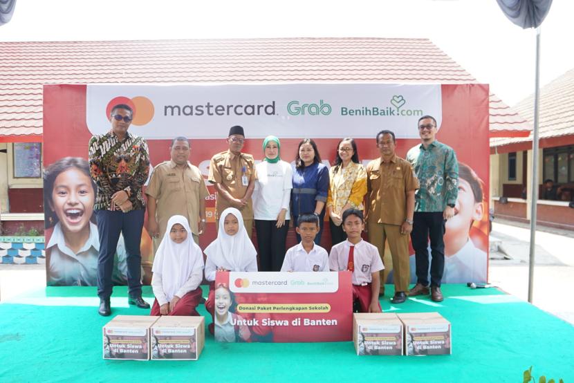 Menggandeng Grab dan Benihbaik.com, Mastercard memberi bantuan senilai Rp 1,5 miliar kepada 2.400 siswa di Banten, Jumat (22/9/2023).
